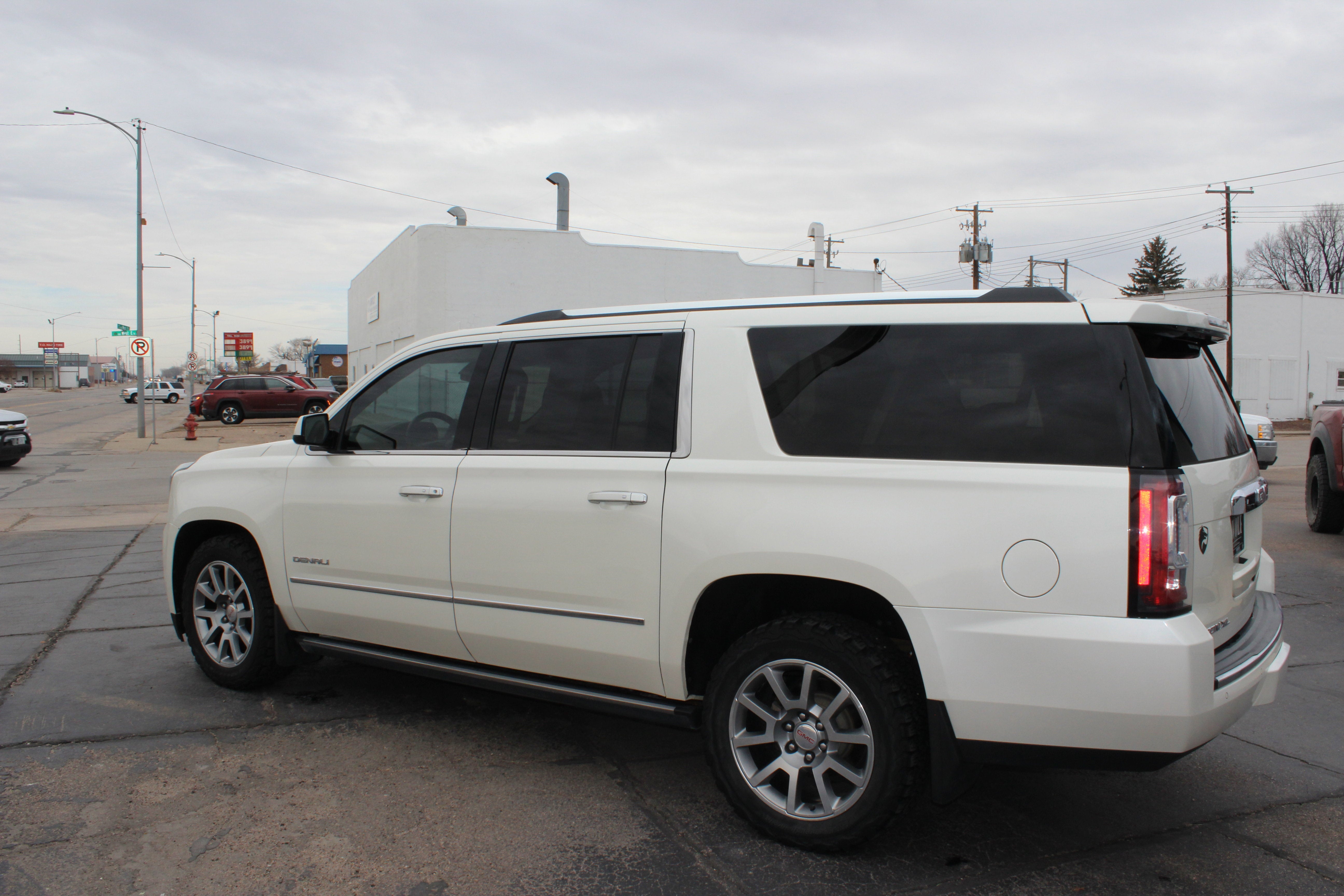 Used 2015 GMC Yukon XL Denali with VIN 1GKS2JKJ9FR532595 for sale in Ogallala, NE
